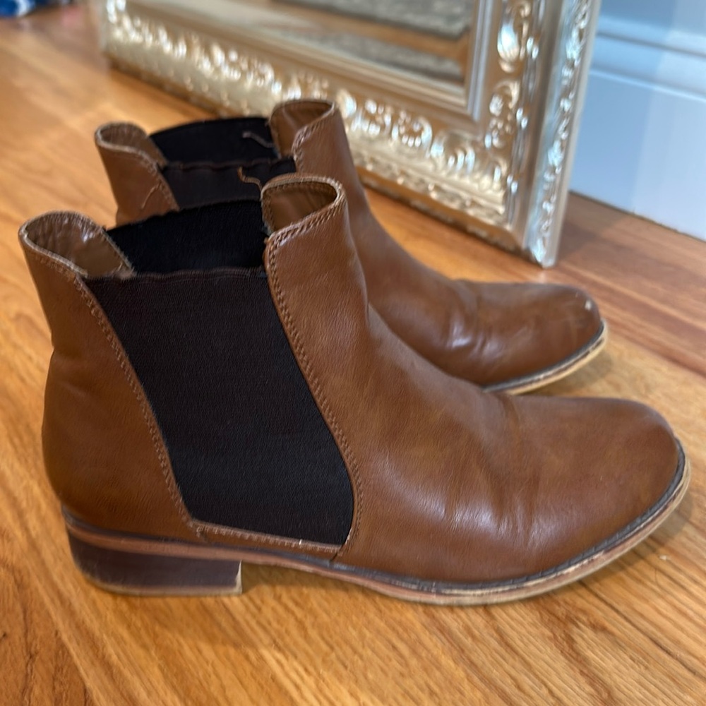 Women size 8 brown Chelsea boots booties flat no heel fall fashion
